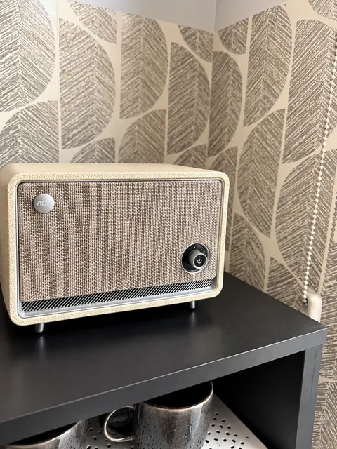 Retro-style speaker